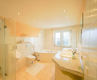 Freistehendes Einfamilienhaus mit Garten und Sonnenbalkon - Photo 4