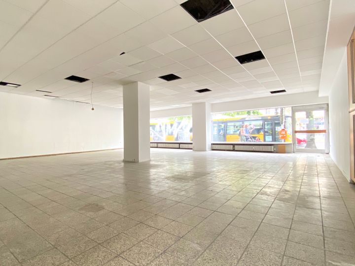 Vielseitig Nutzbares Gewerbe mir großzügiger Schaufensterfront !