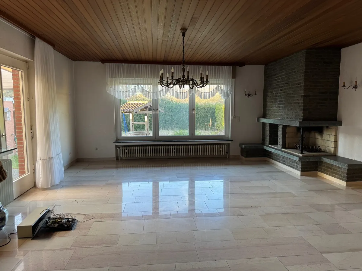 Das große Wohnzimmer mit Travertinboden