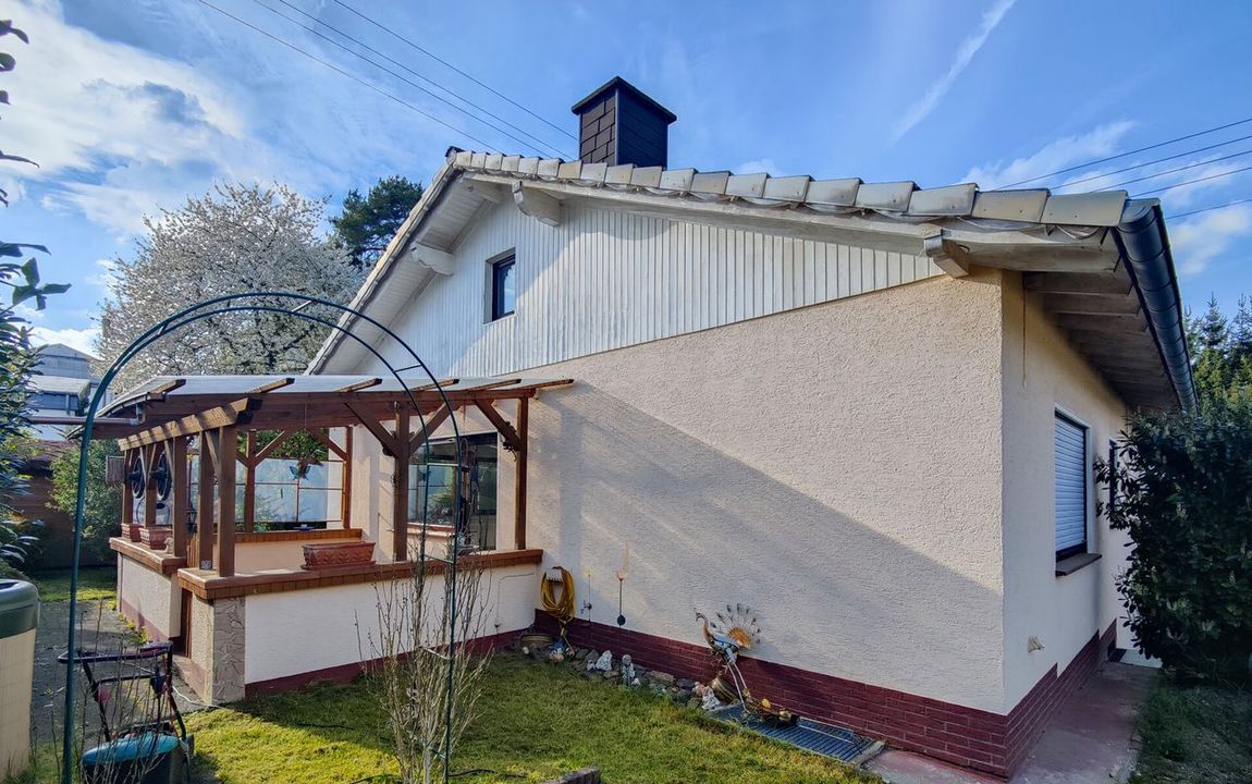 Ein-/Zweifamilienhaus in idyllischer Höhenlage mit herrlichem Ausblick!