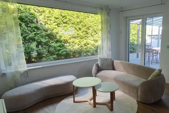 Großzügige, schöne 4 Zi.-Wohnung in ruhiger Lage am Ortsrand. Mit Terrasse und Garten.