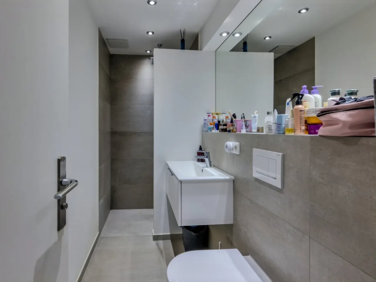 Modernes Bad mit bodengleicher Dusche