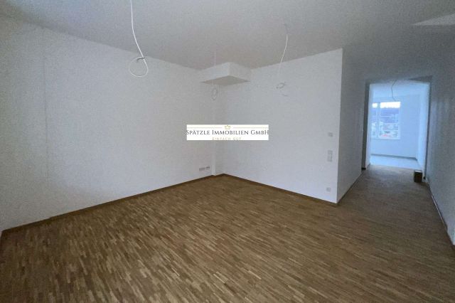 Wohnzimmer mit Zugang zum Balkon 1.2