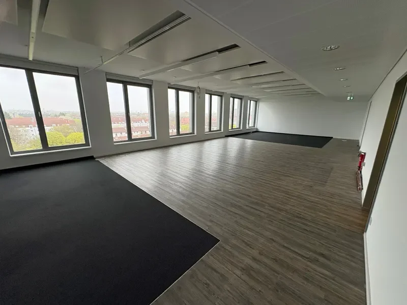6.OG_Großraumbüro Eingang mit Aussicht