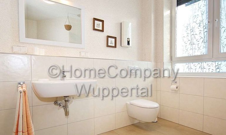 Waschtisch und H&auml;nge-WC