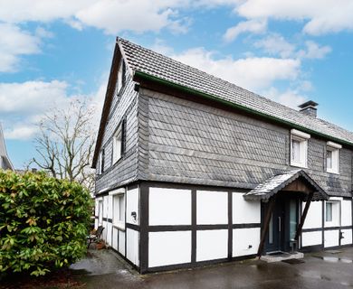 Für Fachwerkliebhaber  Gemütliches, modernisiertes Einfamilienhaus in schöner Lage