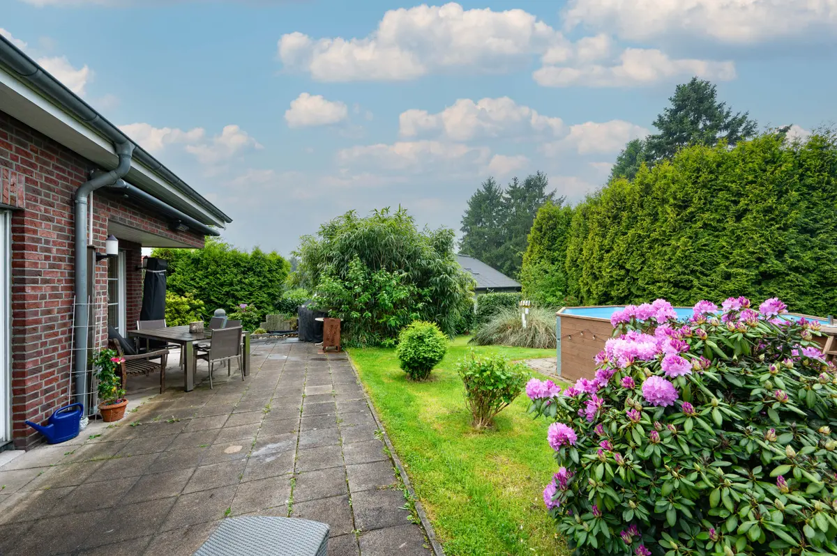Terrasse mit Blick in den Garten