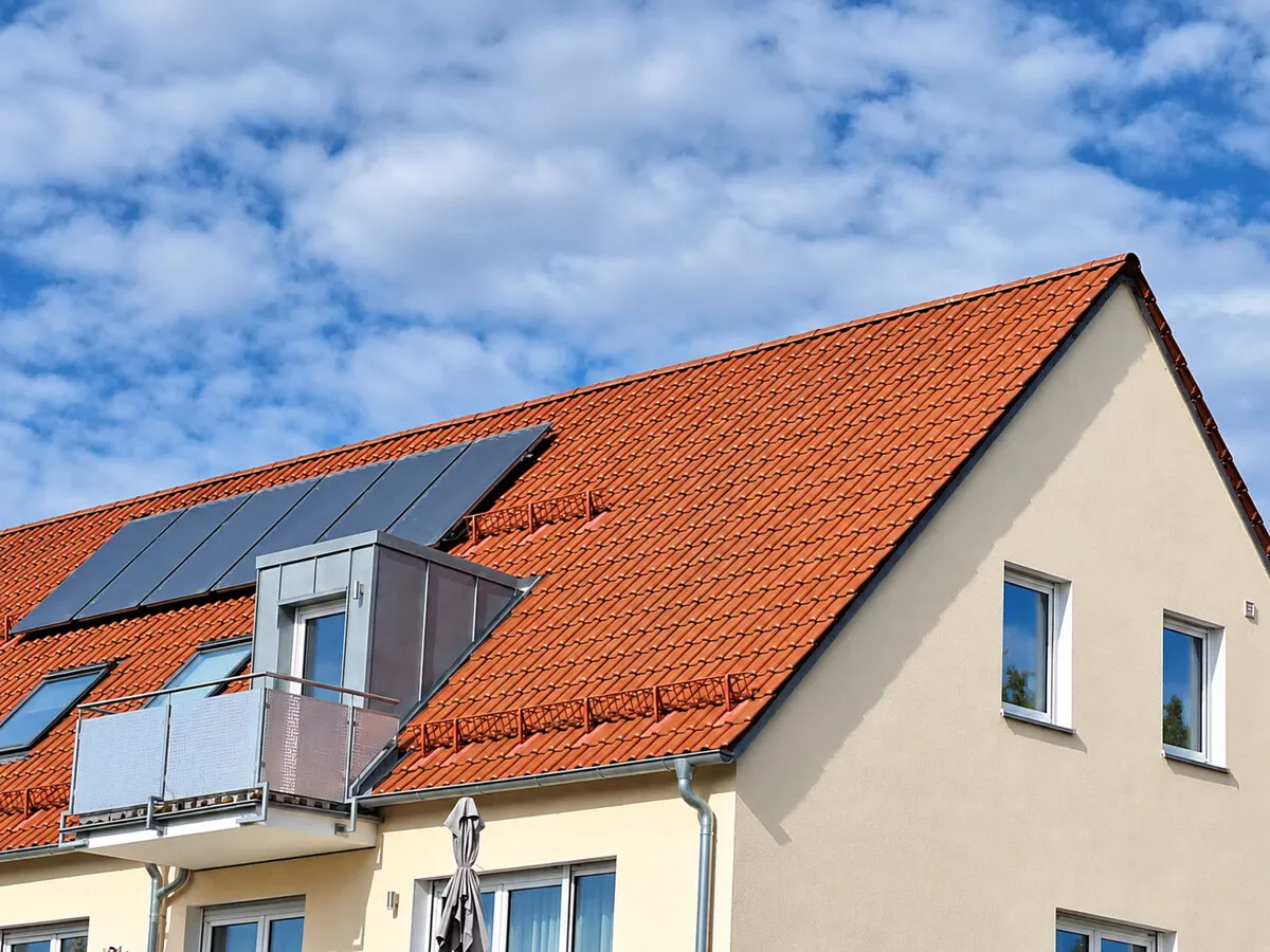 Toll geschnittene DG-Wohnung mit Balkon, Tageslichtbad, Abstellkammer und Carport in Schwabelweis!