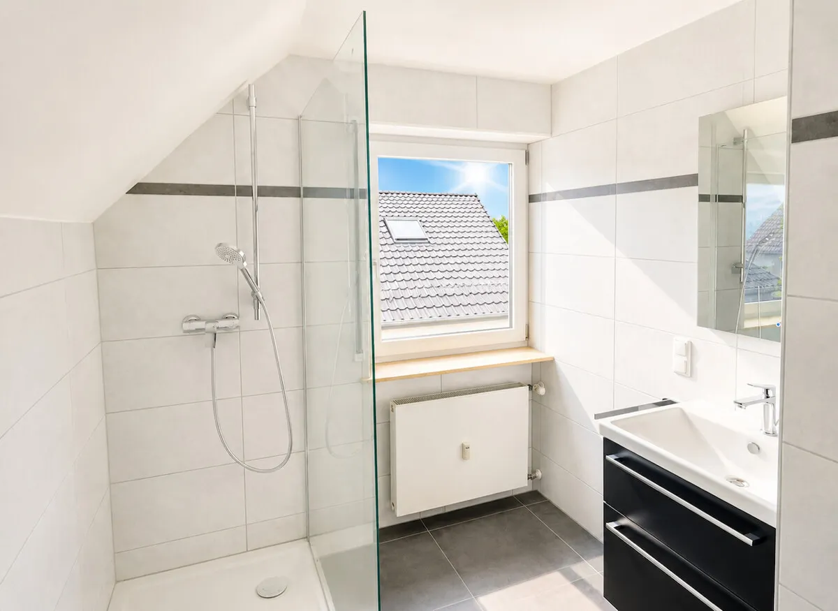 Badezimmer (KI Helligkeit)