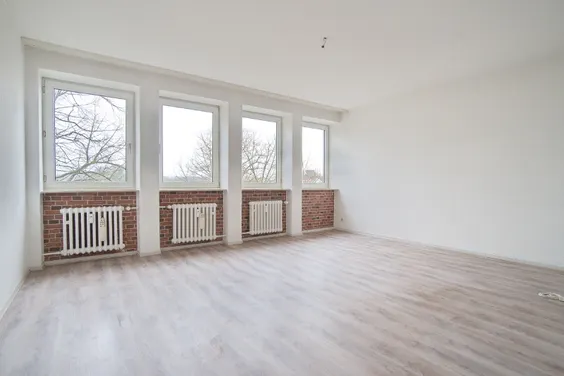 2 x  3-Zimmer-Wohnung im selben Gebäiude, Wohnräume mit Laminatboden, helles Bad