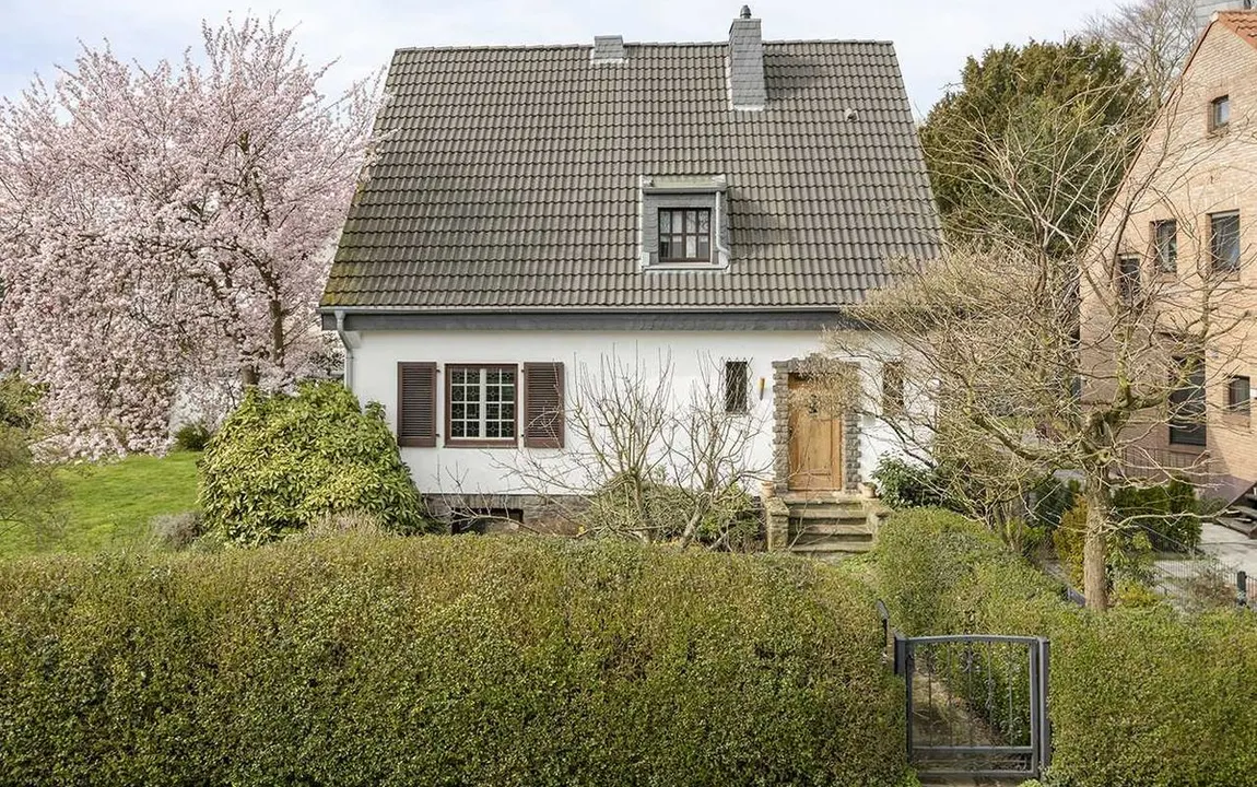 Freistehendes Einfamilienhaus auf sonnigem Eckgrundstück in Ratingen-Süd