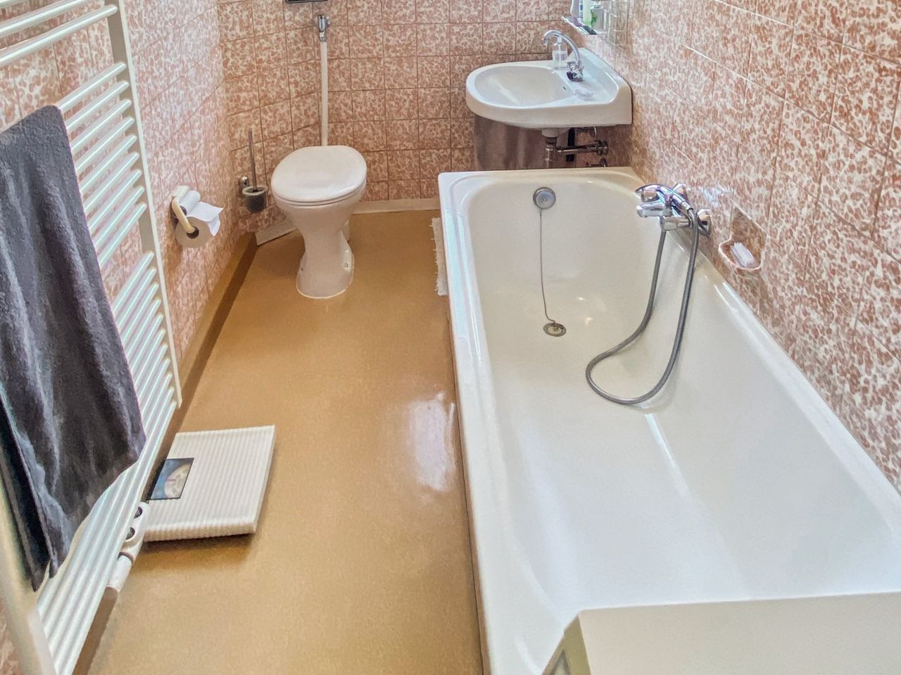 Badezimmer mit Fenster, Badewanne, WC