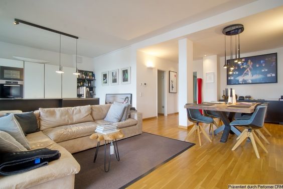 Designerwohnung, hochwertig möbliert und ausgestattet, mit 2 Balkonen und PKW-Stellplatz