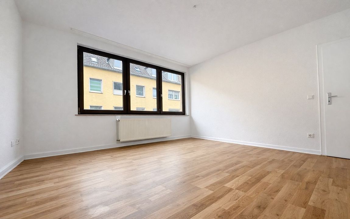 FRISCH RENOVIERTE 4-ZIMMERWOHNUNG MIT BALKON IN KREFELD ZU MIETEN!