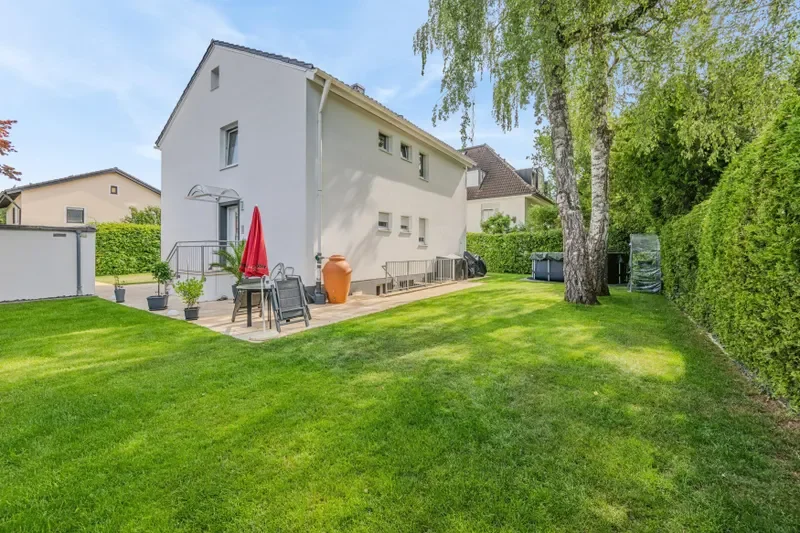 Hauseingang und Garten