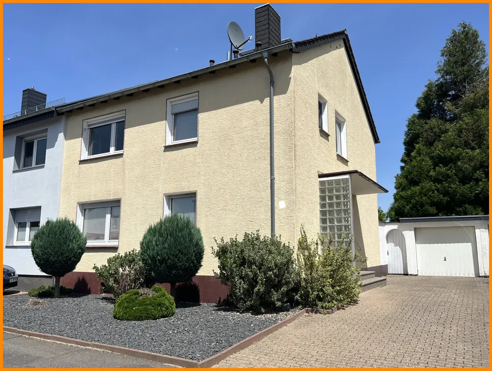 Straßenansicht mit Garage