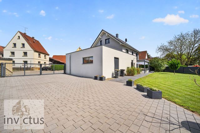 Rückseite der Garage und Hof