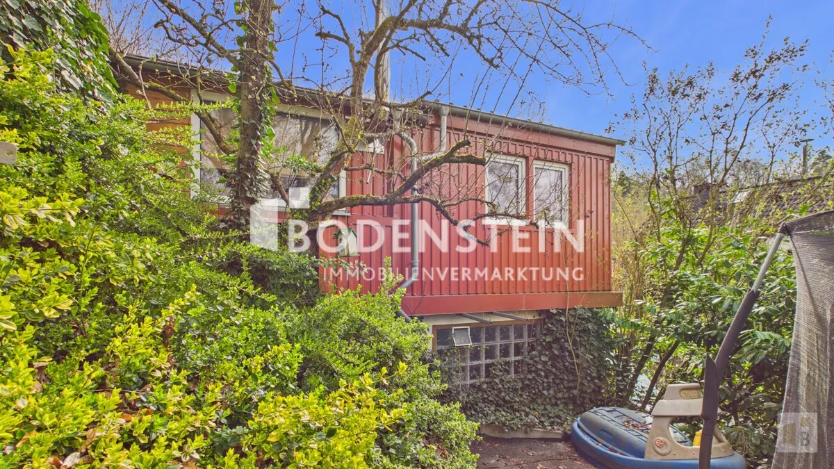 Separater Spielbereich mit Blick auf das Grillhaus