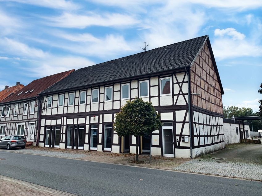 Modern geschnittene Wohnung mit Kaminofen in historischem Fachwerkhaus mit Einbauküche - Foto 3