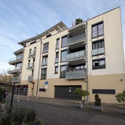 Sehr hochwertig ausgestattete 4-Zimmer-Stadtwohnung mit Aufzug, Einbauküche, 2 Balkonen & Garage
