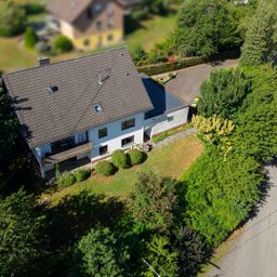 Großzügiges Zweifamilienhaus mit Einliegerwohnung auf rund 1.200 m² Grundstück!
