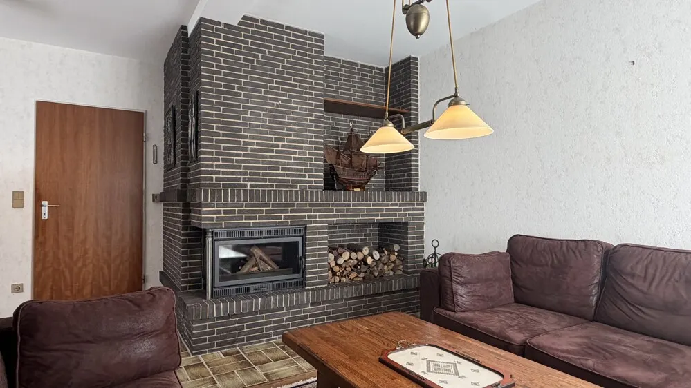 mit gemütlicher Kaminecke