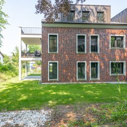 Moderne Terrassenwohnung in idyllischer Höhenlage – Architektonischer Komfort trifft Naturnähe