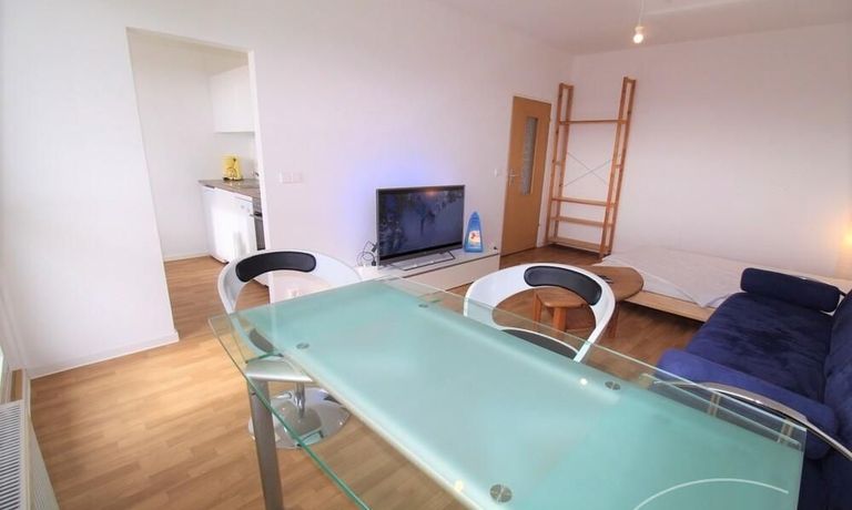 Wohnzimmer mit Schlafcouch + TV