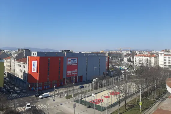 FERNBLICK/ERSTBEZUG! UNBEFRISTETE 53m2 STILALTBAU, Wohnzimmer, Kabinett, Einbauküche, Gesamtmiete 990,--