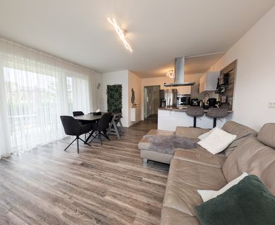 Moderne Erdgeschosswohnung mit überdachter Terrasse und Garten