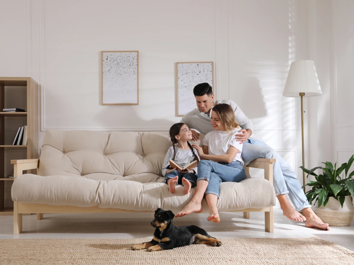 immobilienmakler-essen-familie-wohnzimmer Familie im hellen Wohnzimmer auf dem Sofa