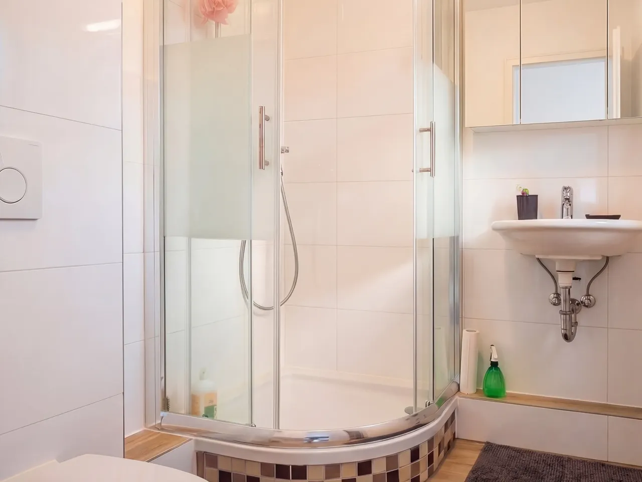 Gepflegtes Bad mit Dusche