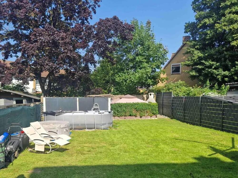 Blick in den Garten hinterm Haus