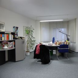 69 m² Gewerbeeinheit im Erdgeschoss inkl. 2 Stellplätzen