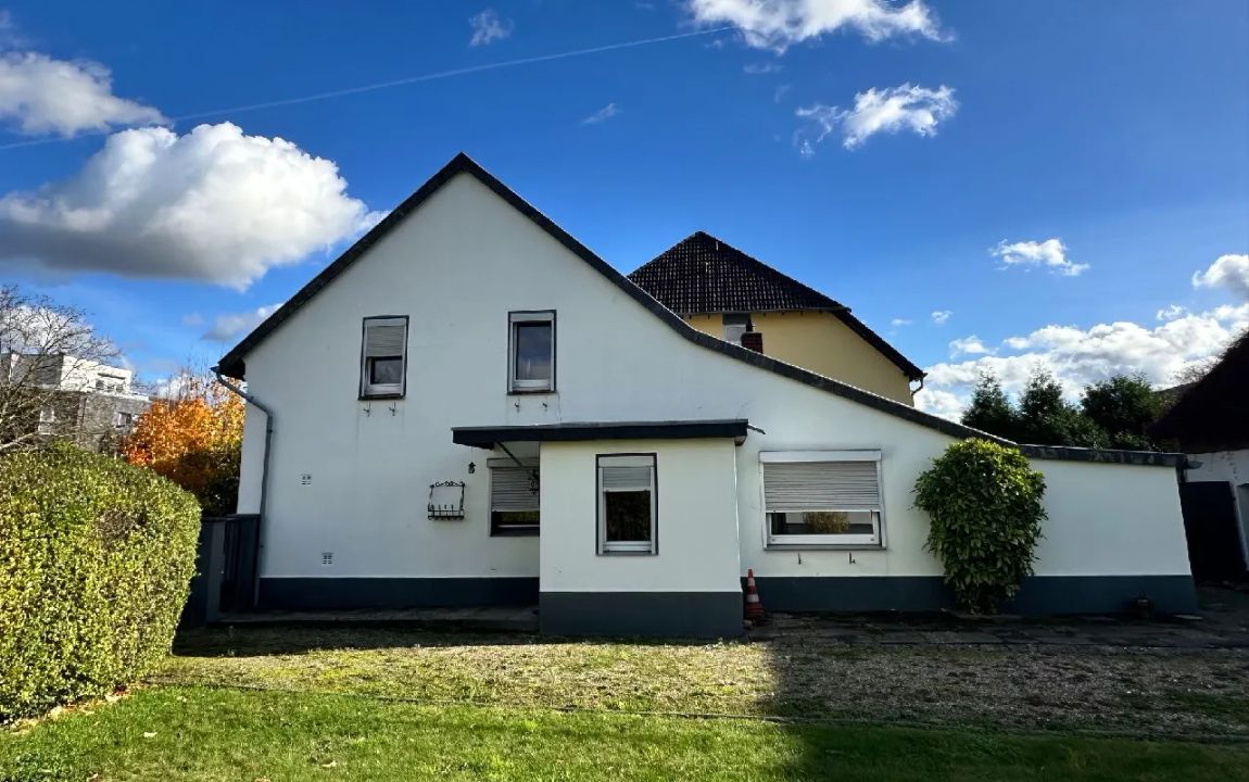 Rheindorf-Süd: Modernisierungsbedürftiges Wohnhaus mit ca. 162 m² Wohnfläche + Scheune