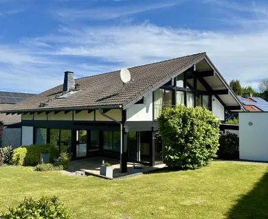 Lichtdurchflutetes modernes Einfamilienhaus mit Einliegerwohnung!