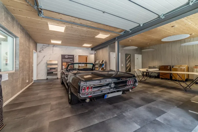 Showroom mit Rolltor