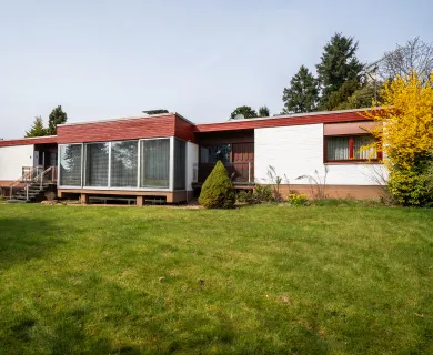 Bungalow-Traum auf 1.484 m² Parkgrundstück: 160 m² Wohnfläche, Wellness Bereich im Keller & Garage!