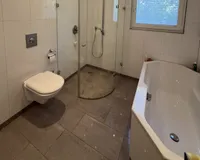 ... mit Dusche und Badewanne 