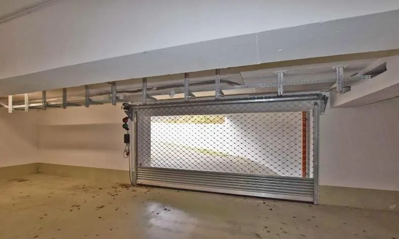 Tor Tiefgaragenstellplatz