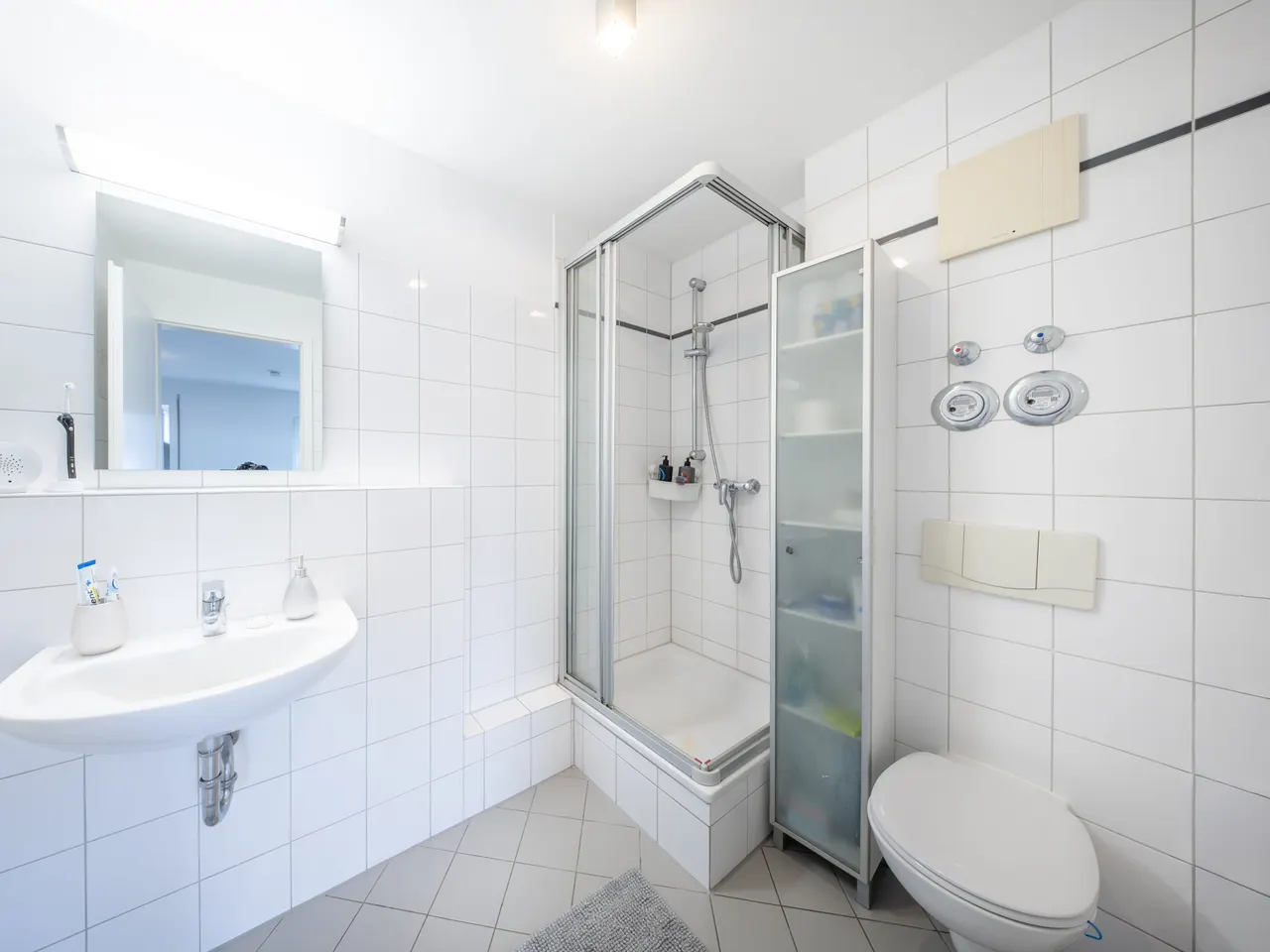 Badezimmer mit Dusche