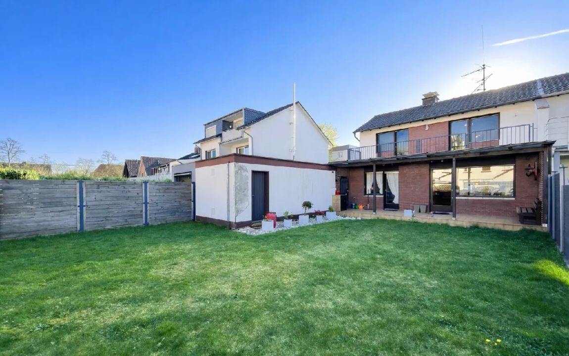 Toplage nahe BayArena: Stilvolle Doppelhaushälfte mit Garten und Doppelgarage