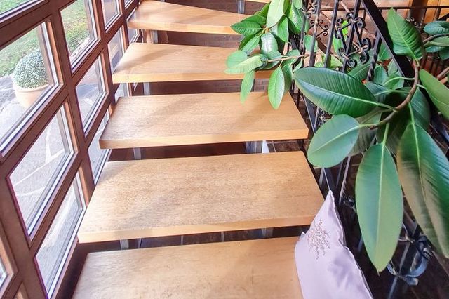 Holztreppe nach oben