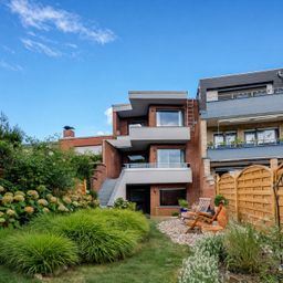 Modernes Split-Level-Haus mit Kamin und idyllischem Garten
