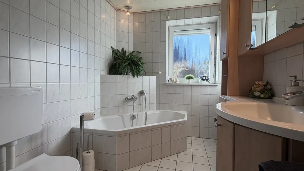 Das Badezimmer mit Wanne