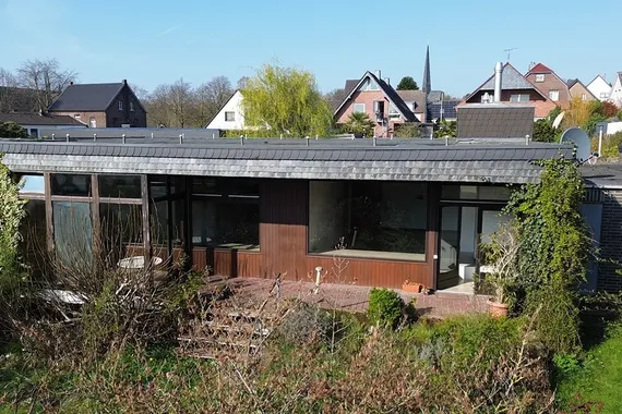 Top-Lage  und  Südausrichtung: Sanierungsbedürftiger Bungalow mit viel Charme und Möglichkeiten