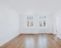 Schlafzimmer mit Zugang zu Balkon