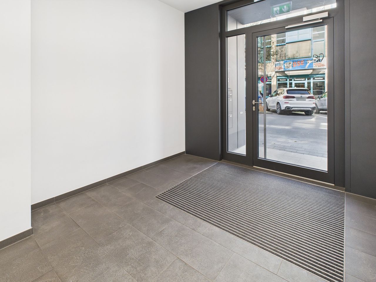 Eingangsbereich EG -1-