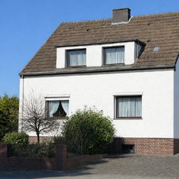 Verkaufsstart: 
Freistehendes Einfamilienhaus mit Garage, einem gartenseitigen Anbau und Garten