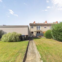 Raumwunder mit viel Grün – Reihenendhaus mit großem Garten und Garage